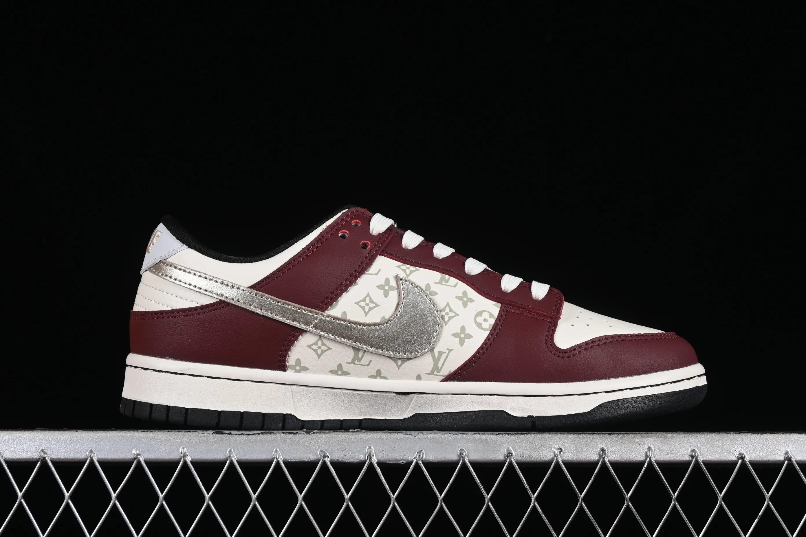 All Categories Nk SB Dunk Series Nk SB Dunk Low Low-top sneakers Louis Vuitton x Nk Dunk Low joint custom-burgundy silver hook SB low-top casual sneakers FC1688-188